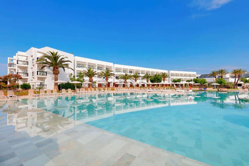 Discover Grand Palladium Select Palace Ibiza, a 5-star All Inclusive Plus resort right on Playa d’En Bossa beach. Family-friendly with splash park, kids’ clubs, spa, and access to neighbouring Grand Palladium White Island Resort & Spa