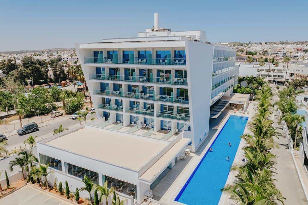 Tasia_Maris_Seasons_Hotel